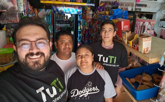 Equipo TuTi con los dueños de una miscelánea